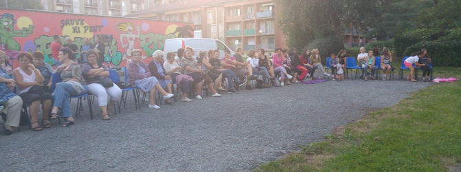 Ambiance festive, en une belle soirée d’été, lors du ciné plein air à La Montade Ambiance festive, en une belle soirée d’été, lors du ciné plein air à La Montade